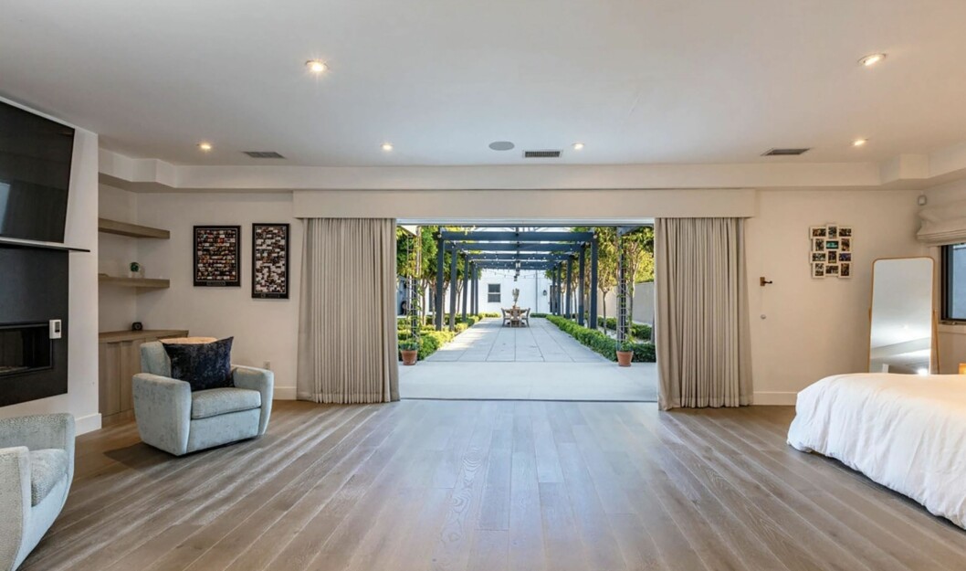 Stort sovrum med egen ingång från trädgården. Julie Bowen, skådespelerskan från Modern Family, har köpt lyxvilla i Los Angeles.