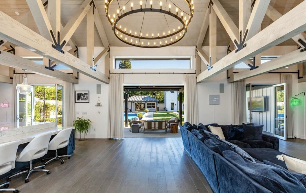 Vackert vardagsrum i anslutning till köket och poolområdet. Julie Bowen, skådespelerskan från Modern Family, har köpt lyxvilla i Los Angeles.