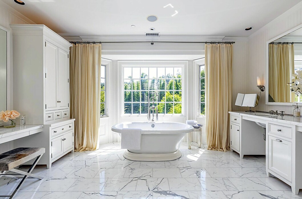 Master bathroom. Vilket lyxigt badkar! Master bathroom. Vilket lyxigt badkar!