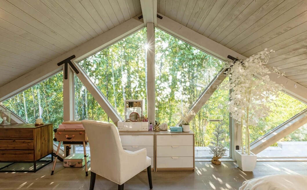 Härlig utsikt från hemmakontoret. Julie Bowen, skådespelerskan från Modern Family, har köpt lyxvilla i Los Angeles.