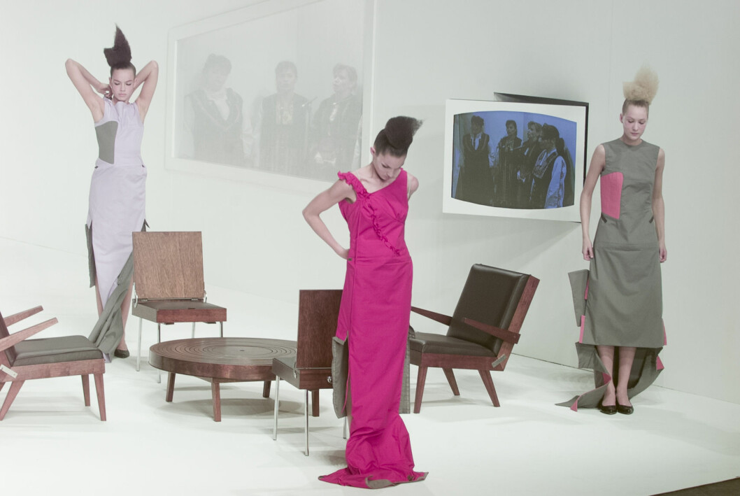 Foto: Alastair Grant/Associated Press/TT Hussein Chalayan Chair Dresses