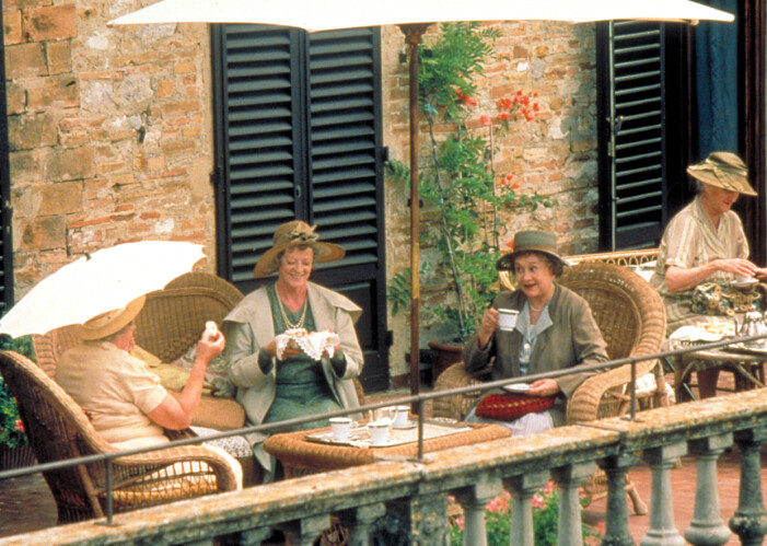 En scen ur filmen Tea with Mussolini. En scen ur filmen Tea with Mussolini.