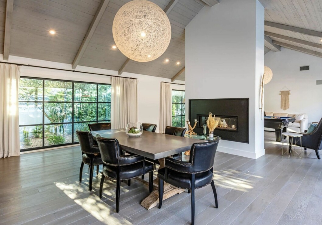 Vacker matsalsdel med vägghängd braskamin. Julie Bowen, skådespelerskan från Modern Family, har köpt lyxvilla i Los Angeles.