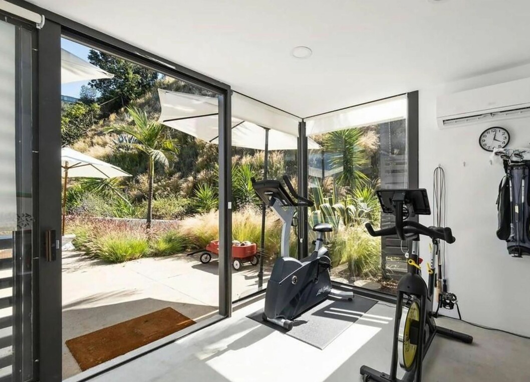 Fullt utrustat gym. Julie Bowen, skådespelerskan från Modern Family, har köpt lyxvilla i Los Angeles.