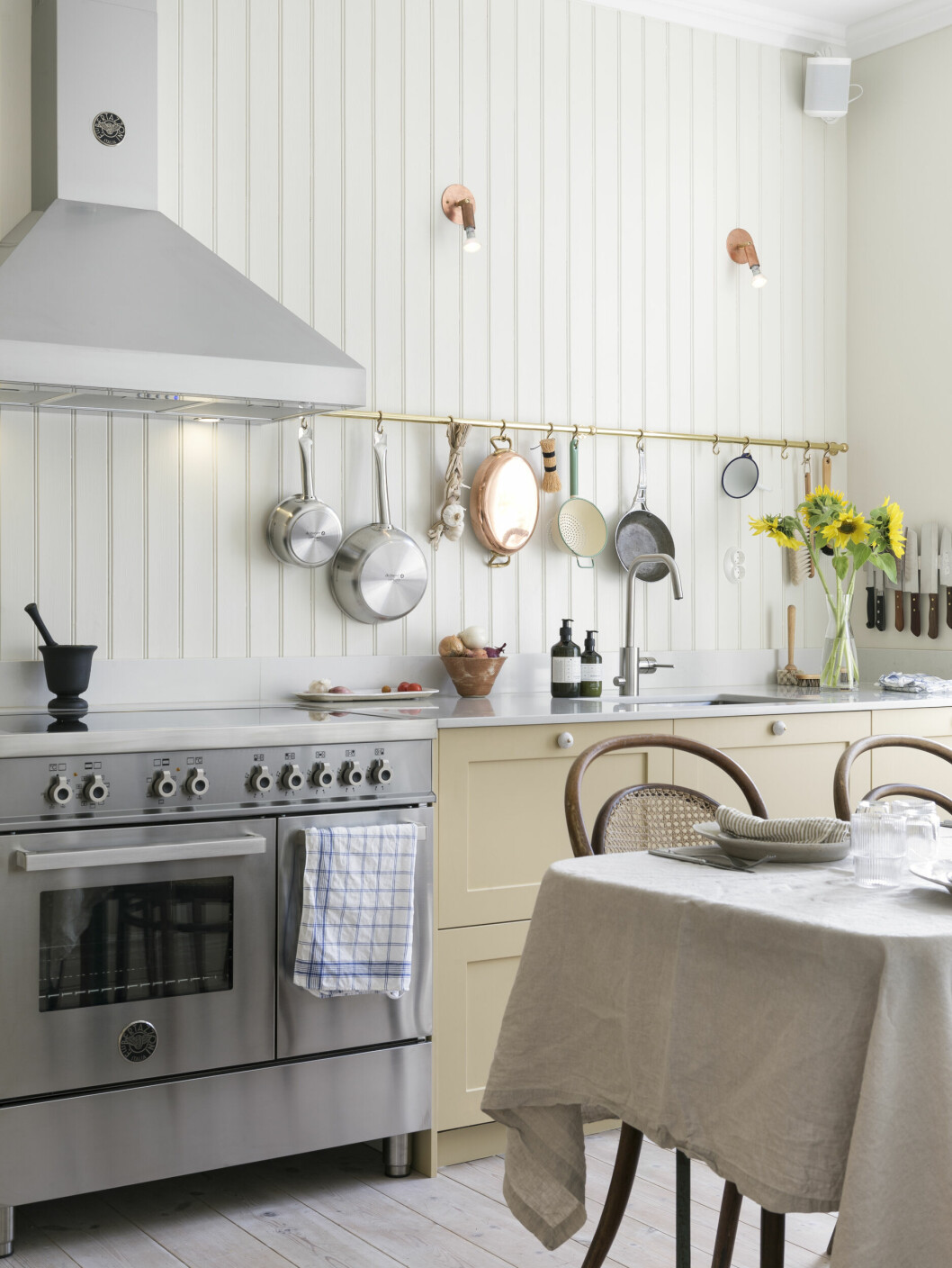 Kök i sekelskiftesstil med luckor från Picky Living och stommar från Ikea. Sekelskifteskök med stommar från ikea