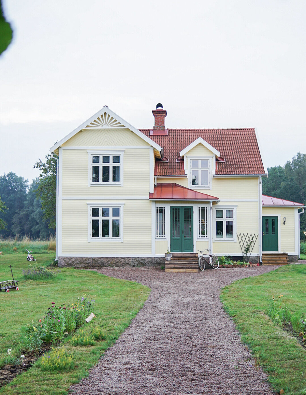 Det var viktigt för Lisa att behålla husets stil under renoveringen. Stuckaturer, trägolv och andra originaldetaljer har bevarats på ett smakfullt sätt. »Jag är glad att vi kämpat för att behålla alla gamla vackra detaljer för vi har faktiskt inte slängt något« säger Lisa. Sekelskiftesvilla renoverades – helt utan tidigare erfarenhet