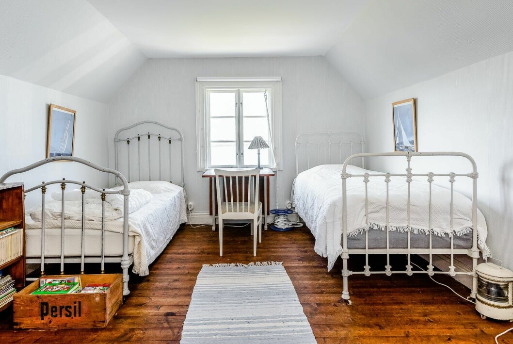 Ett av hemmets totalt nio sovrum. Sekelskiftesvillan på ön i Sandhamns skärgård