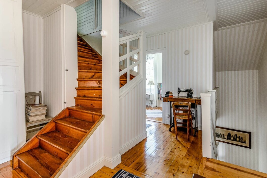 Hallen på andra våningen av huset. Sekelskiftesvillan på ön i Sandhamns skärgård