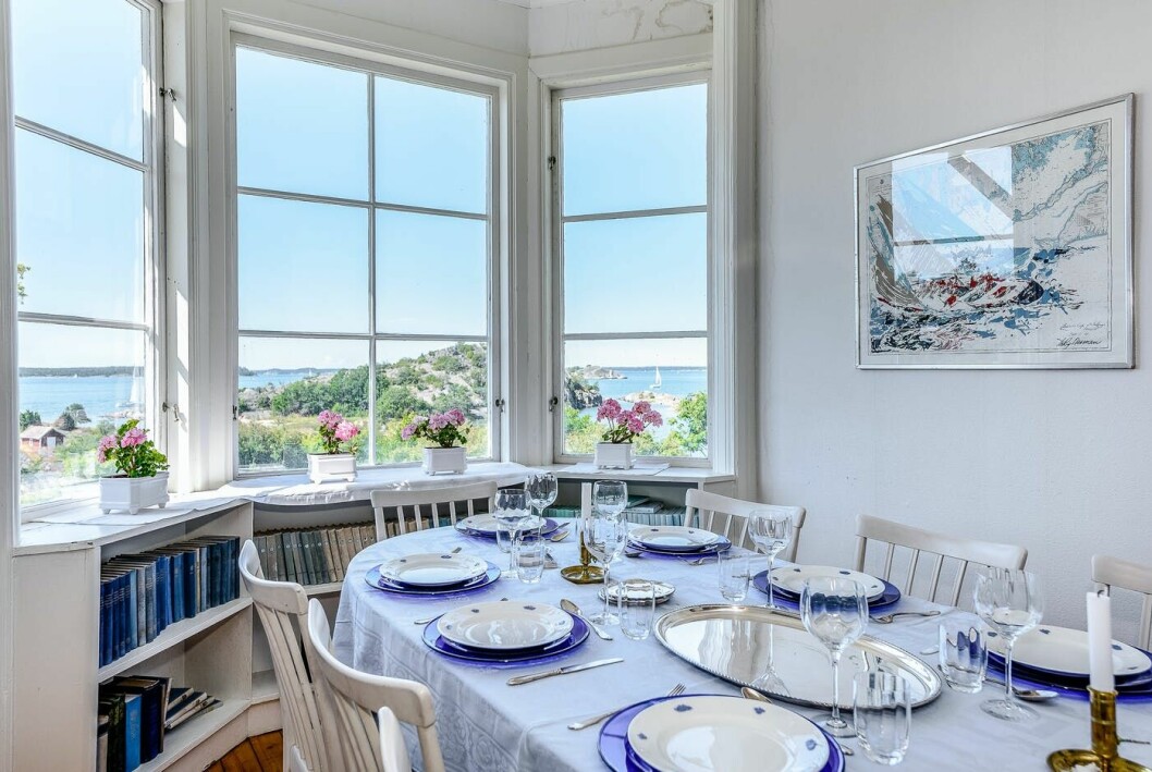 Här har nuvarande ägare placerat sitt matbord för att kunna avnjuta middagar med skärgårdslandskapet som gäst. Sekelskiftesvillan på ön i Sandhamns skärgård