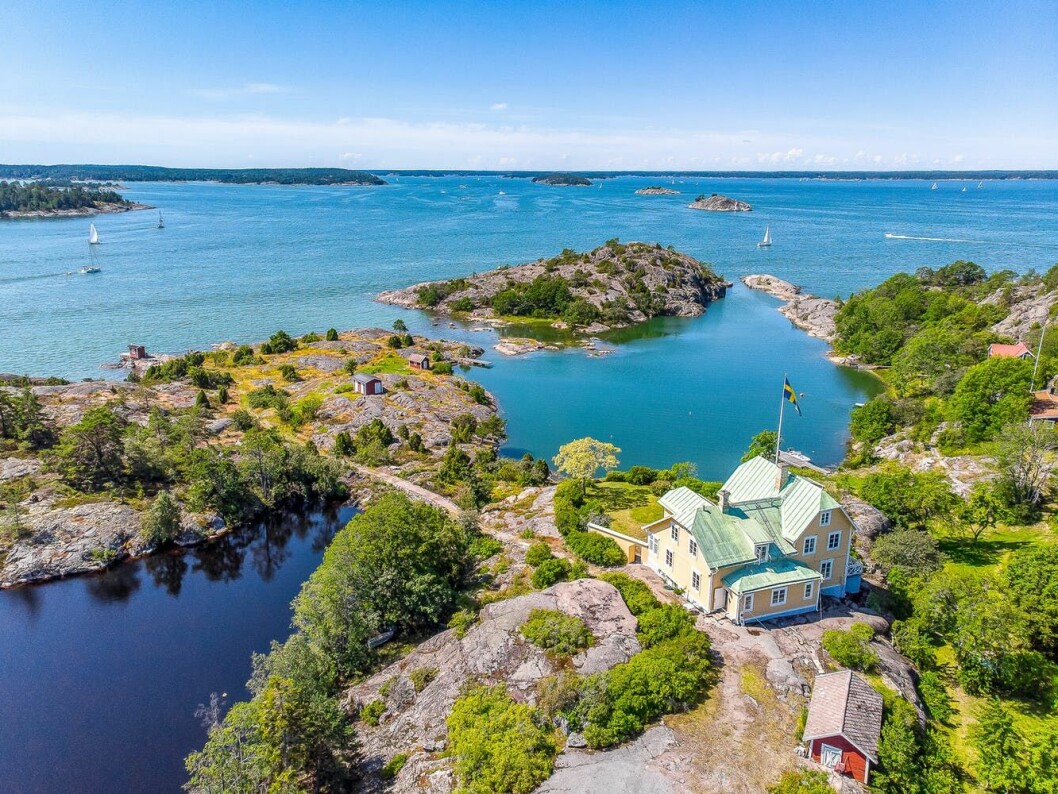 Fantastisk utsikt i alla väderstreck. Sekelskiftesvillan på ön i Sandhamns skärgård