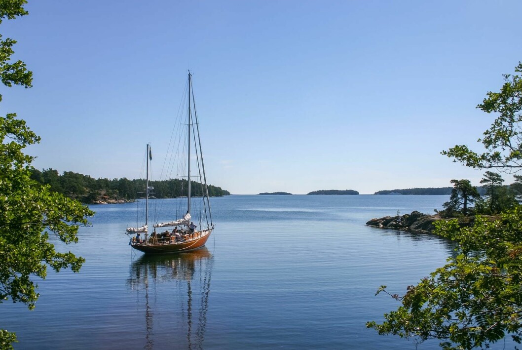 Tänk så rofyllt att kunna stå på sin egna sjötomt och blicka ut över båtarna som seglar i skärgården. Sekelskiftesvillan på ön i Sandhamns skärgård