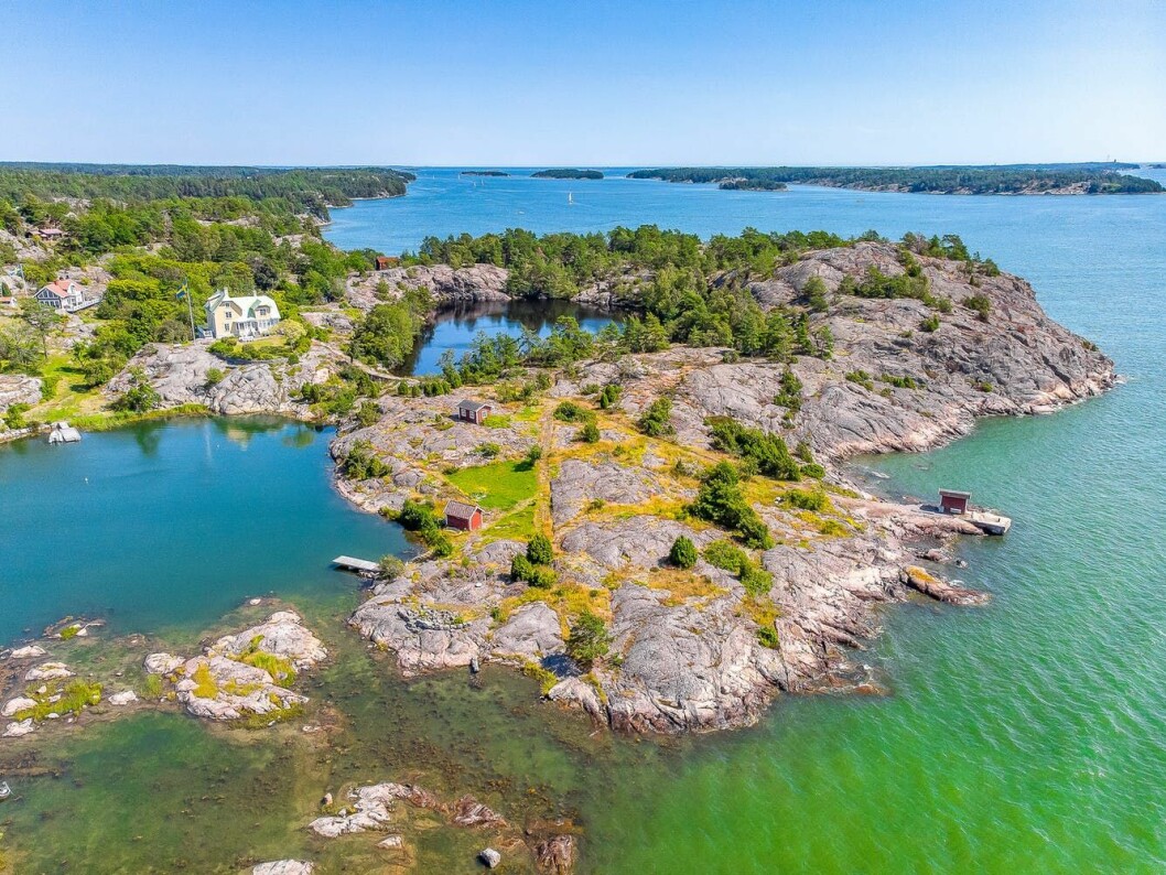 Tomten mäter dryga 112 tusen kvadratmeter. Sekelskiftesvillan på ön i Sandhamns skärgård