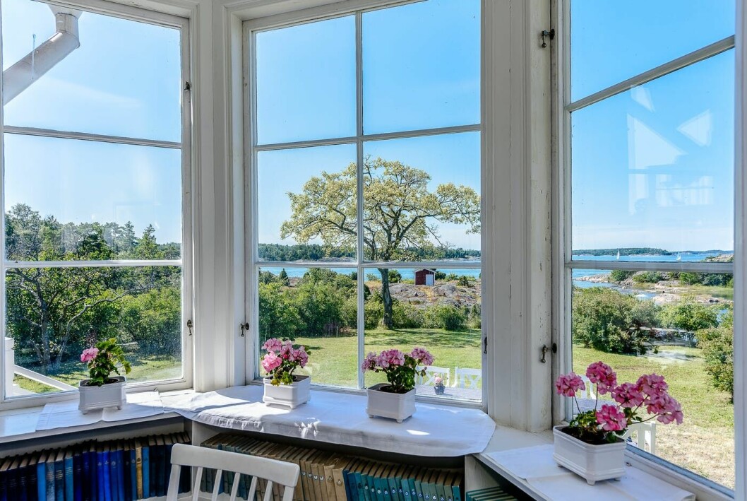 helt magisk utsikt från det lilla burspråket. Sekelskiftesvillan på ön i Sandhamns skärgård