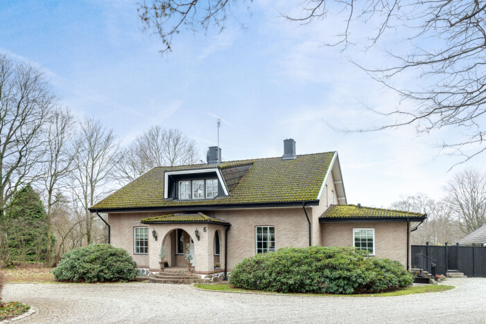 Sekelskiftesvillan sedd från uppfarten.