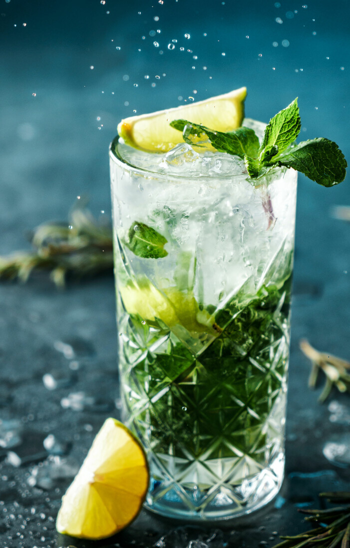 Mynta, lime och ananas är en perfekt kombination i denna Mojito med en twist. ananasmojito som fördrink till midsommar
