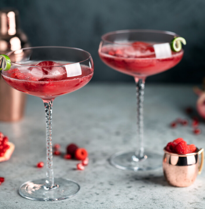 Höga glas på fot lyfter denna blodröda hallondrink till en ny nivå! Clover club som fördrink till midsommar