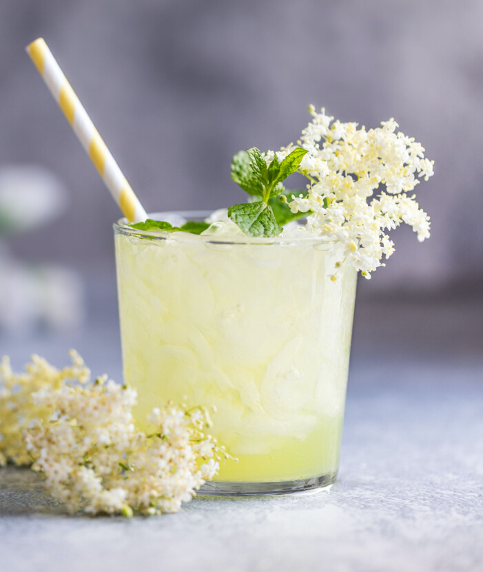 Fläderbuskens söta små blommor blir pricken över i till denna friska sommardrink. Fläder sour som fördrink till midsommar