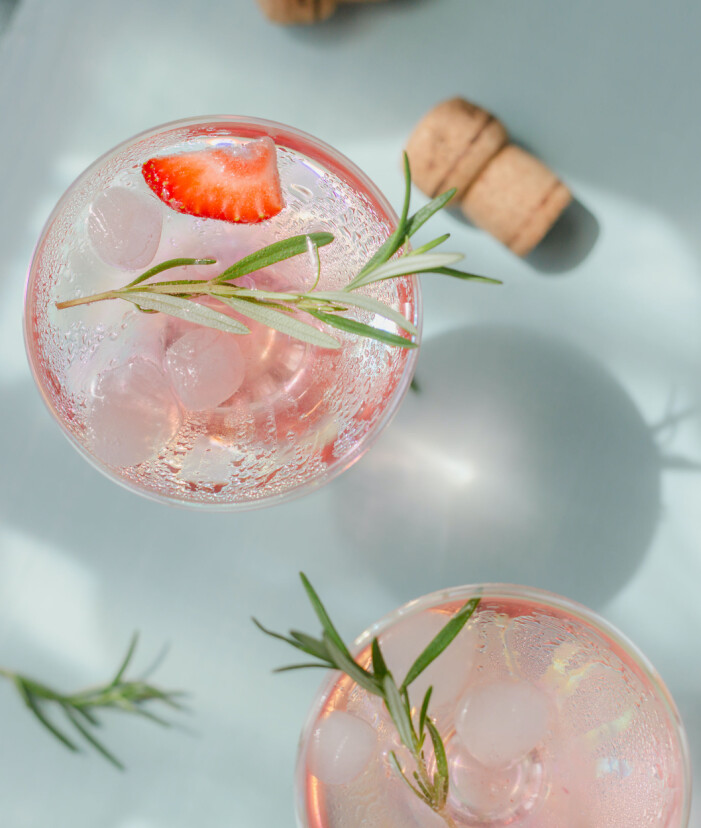Ljusrosa rabarbersyrup sätter härlig färg på bubblorna i glasen! Rabarberbubbel som fördrink till midsommar