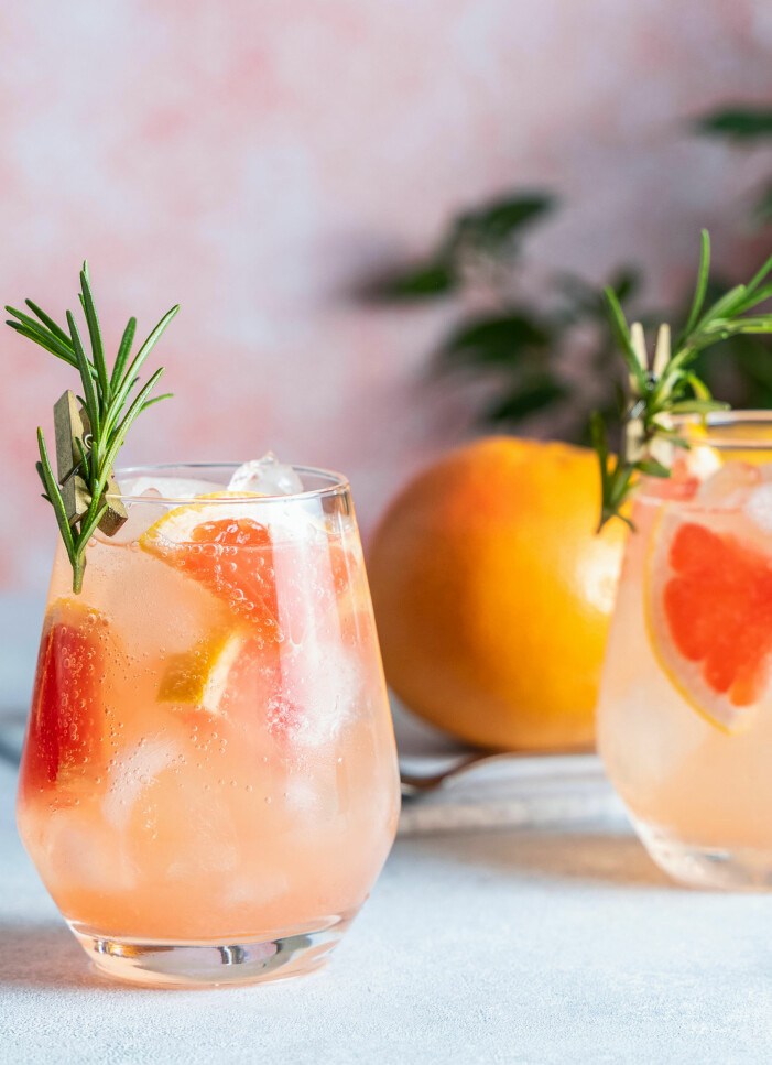 Skivad grapefrukt och en nyplockad timjankvist gör denna Aperolcocktail lekfull och färggrann. Aperol som fördrink till midsommar