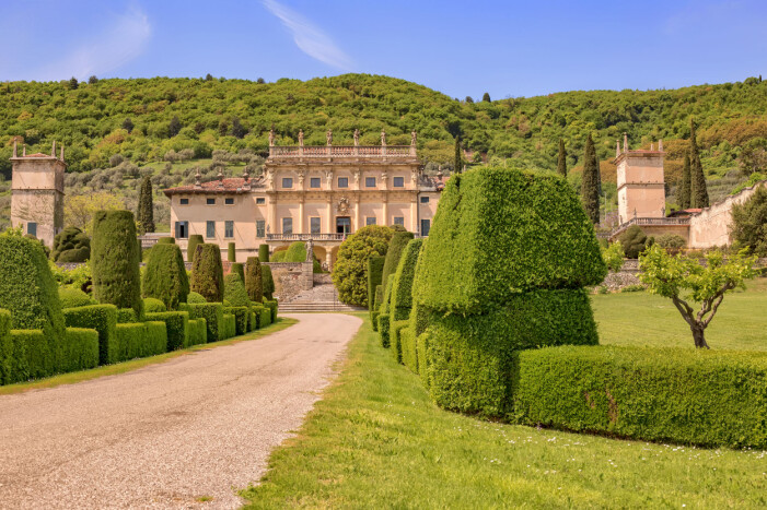 Pampig italiensk vill från första halvan av 1400-talet. Villa Arvedi, Verona, Italien