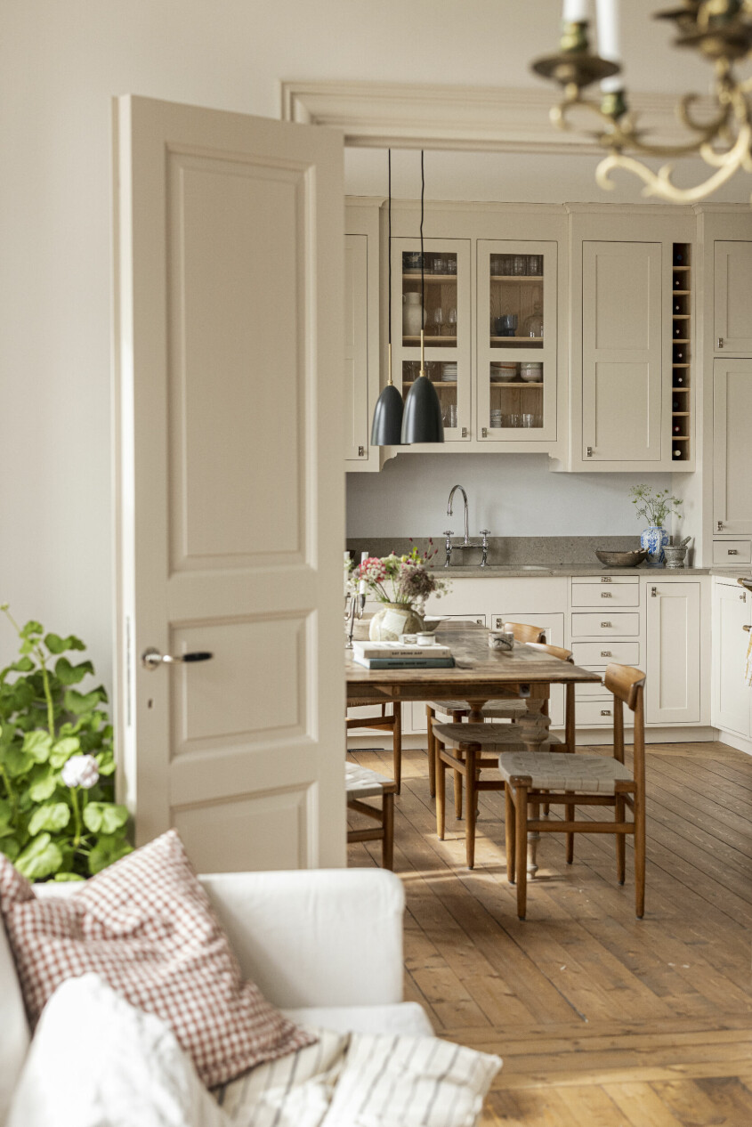 Platsbyggt shakerkök i massivt trä målat i linoljefärg, från Kulladal Kitchens. shakerkök målat i linoljefärg