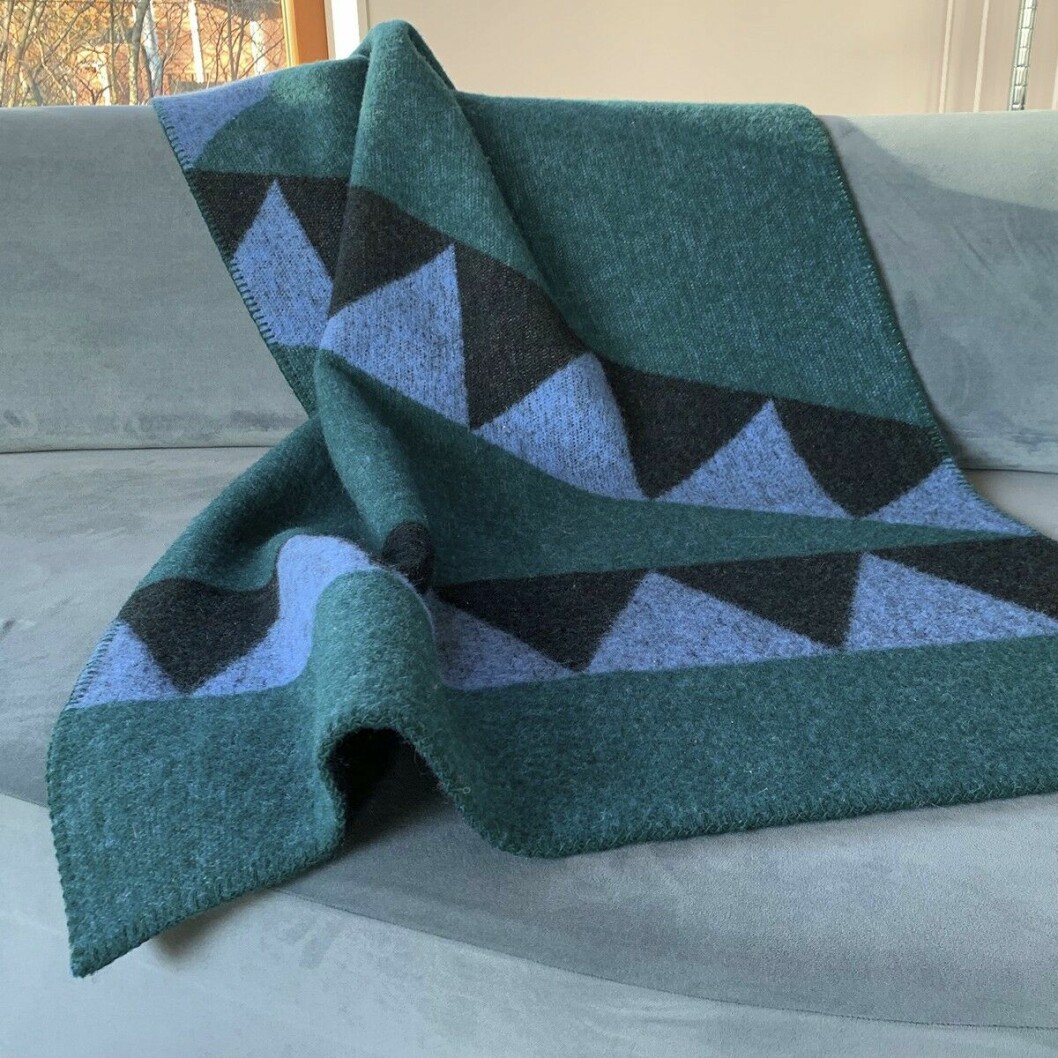 Sharktooth large wool blanket finns i två storlekar, pris från 795:-, Get the galopp.