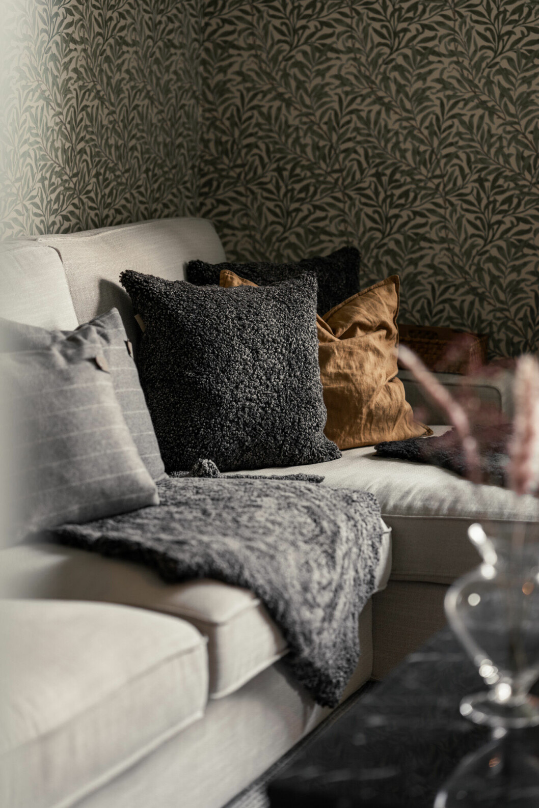 Mysigt och varmt med fårfällar i hemmet i höst och vinter. Soffa med ullpläd och kudde
