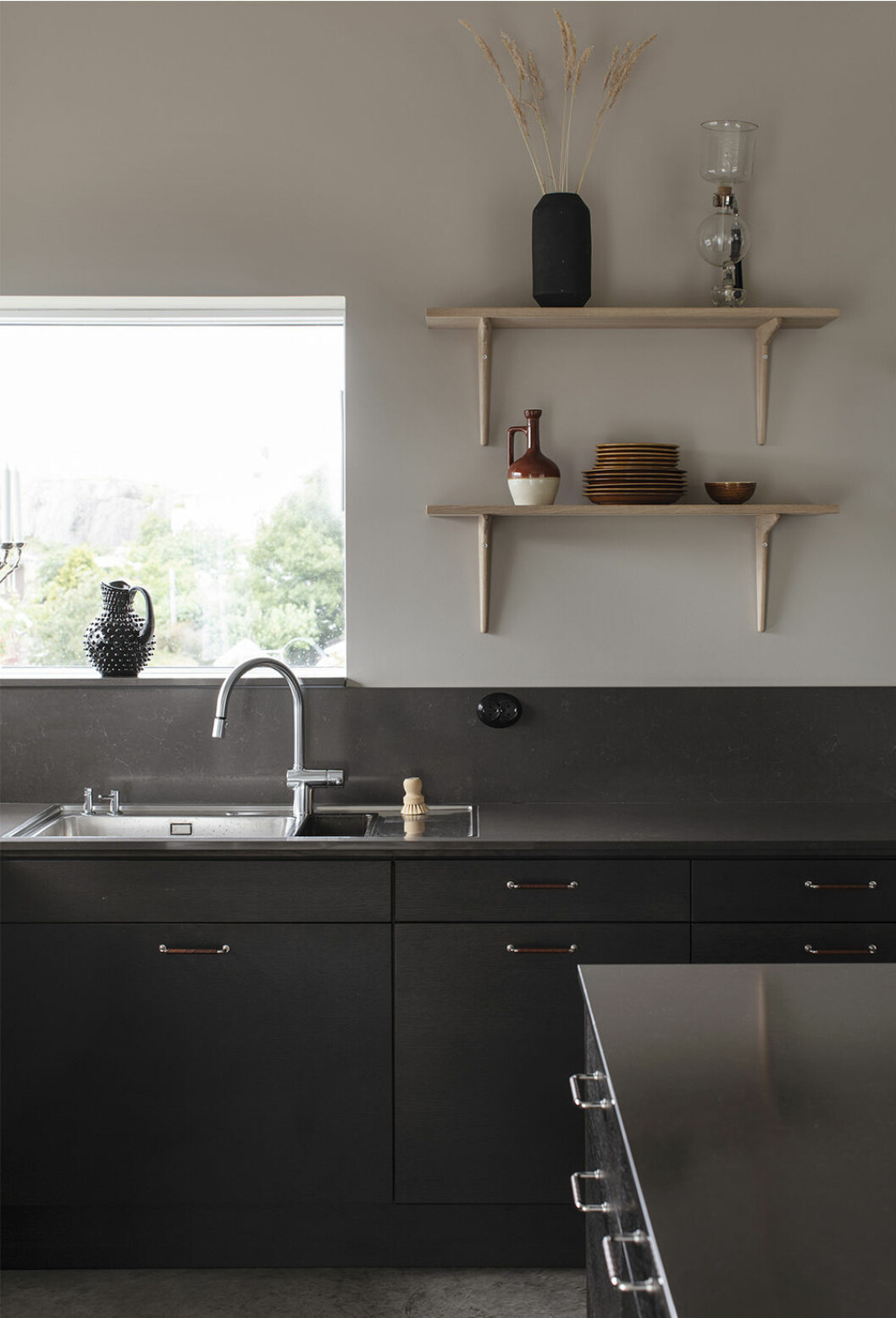 Bänkskivan Silestone Calypso är gjord i kompositsten, vilket gör den slittålig. Foto: Alice Johansson för Cosentino Bänkskivan Silestone Calypso