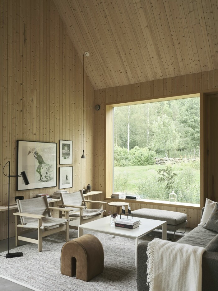 I mangårdshuset finns fåtöljerna The Canvas chair och sidobordet Pon, båda från Fredericia. Soffbordet från Karl Andersson & Söner är omlackerat. Pall av Kristina Dam, på golvet ligger mattan Greta från Kasthall. Golvlampa Nomad, Rubn. Sittplats i mangårdshuset.
