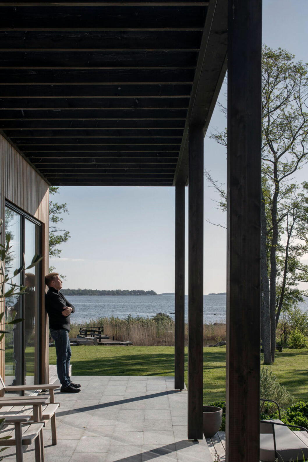 Huset är ritat av Sylvia Neiglick och Kamil Szczesny. Kamil ritade även senare pergolan inspirerad av en pergola som skapades av Richard Neutra i början av 60-talet. Djurö loungestolar, design Matilda Lindblom. Skargaarden altan med utsikt över vattnet
