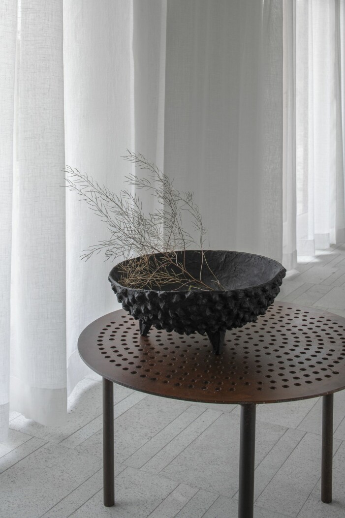 Bordet i design av Karin Wingårdh, liksom skålen. »Jag gillar att lösa inredning själv.« Skål och bord designat av Karin Wingårdh