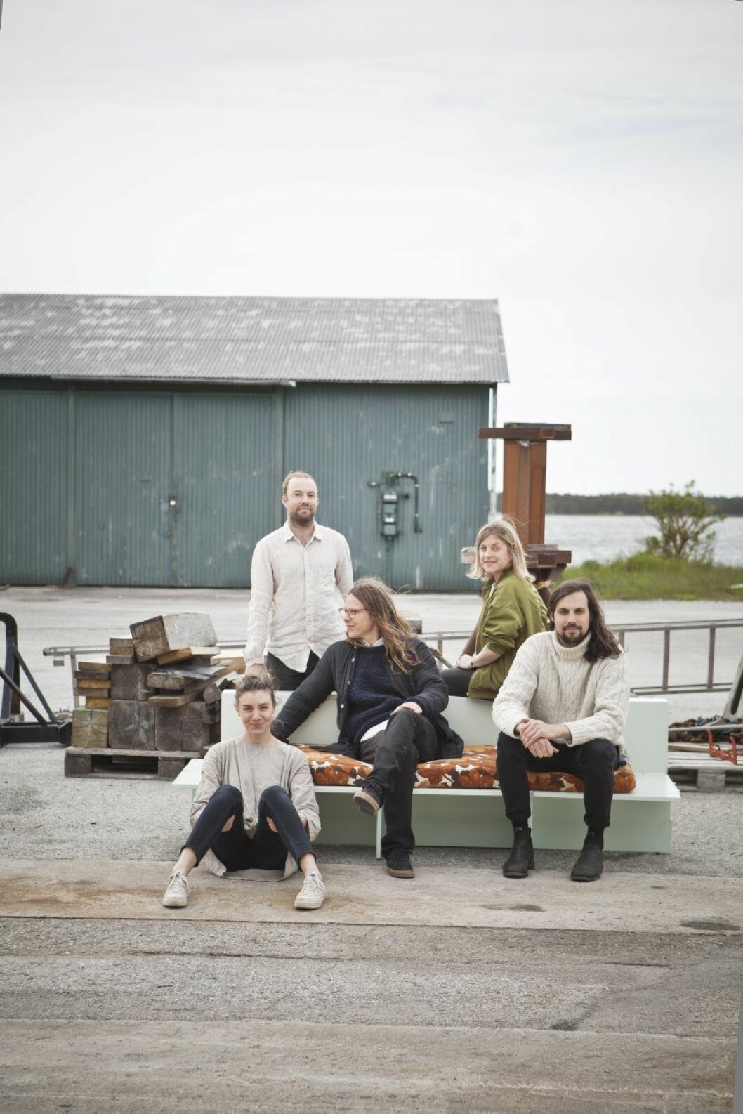 Skälsö-gänget trivs utomhus. Från vänster: Sofia Nyman, Erik Gardell, Joel Phersson, Lisa Ekström och Mats Håkansson utanför sitt kontor. Skälsö-gänget trivs utomhus. Från vänster: Sofia Nyman, Erik Gardell, Joel Phersson, Lisa Ekström och Mats Håkansson utanför sitt kontor. Industrilokalen hade stått orörd sedan 70-talet. "När vi kom hit hängde det kvar kläder, namnskyltar och tidningar. Som i en tidkapsel."