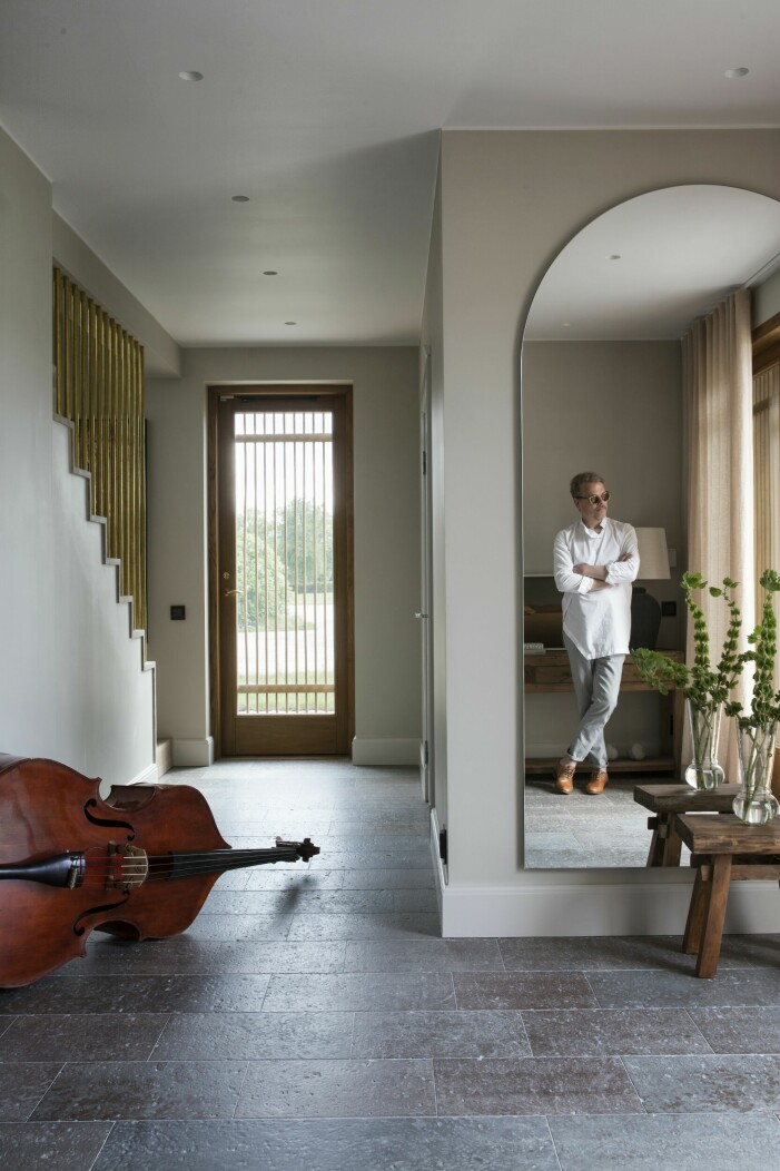 Välkomnande hall. Spegel från AA glas i Stockholm, hallbänk från Posh living. På golvet ligger Jimmy Källqvists tjeckiska kontrabas. Jimmy Källqvist
