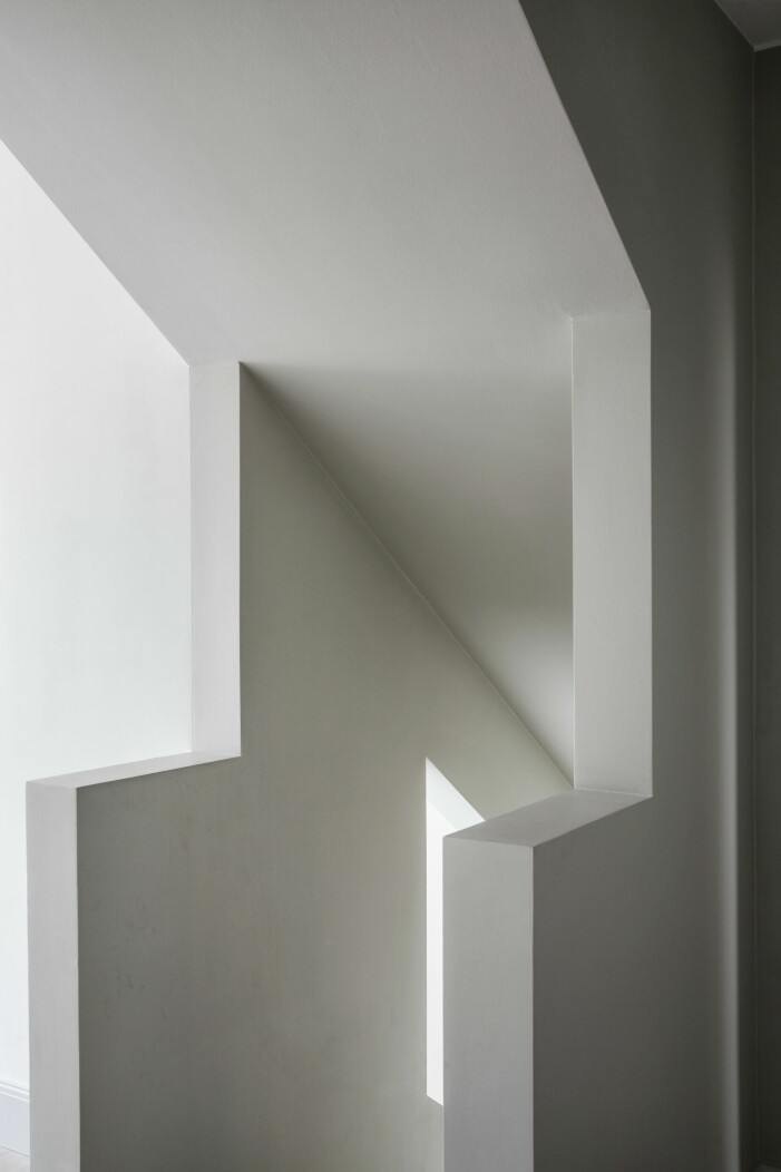 Ovanför trappen väntar ytterligare ett sällskapsrum där man kan titta ner på våningen under. Minimalistisk trappa i hus