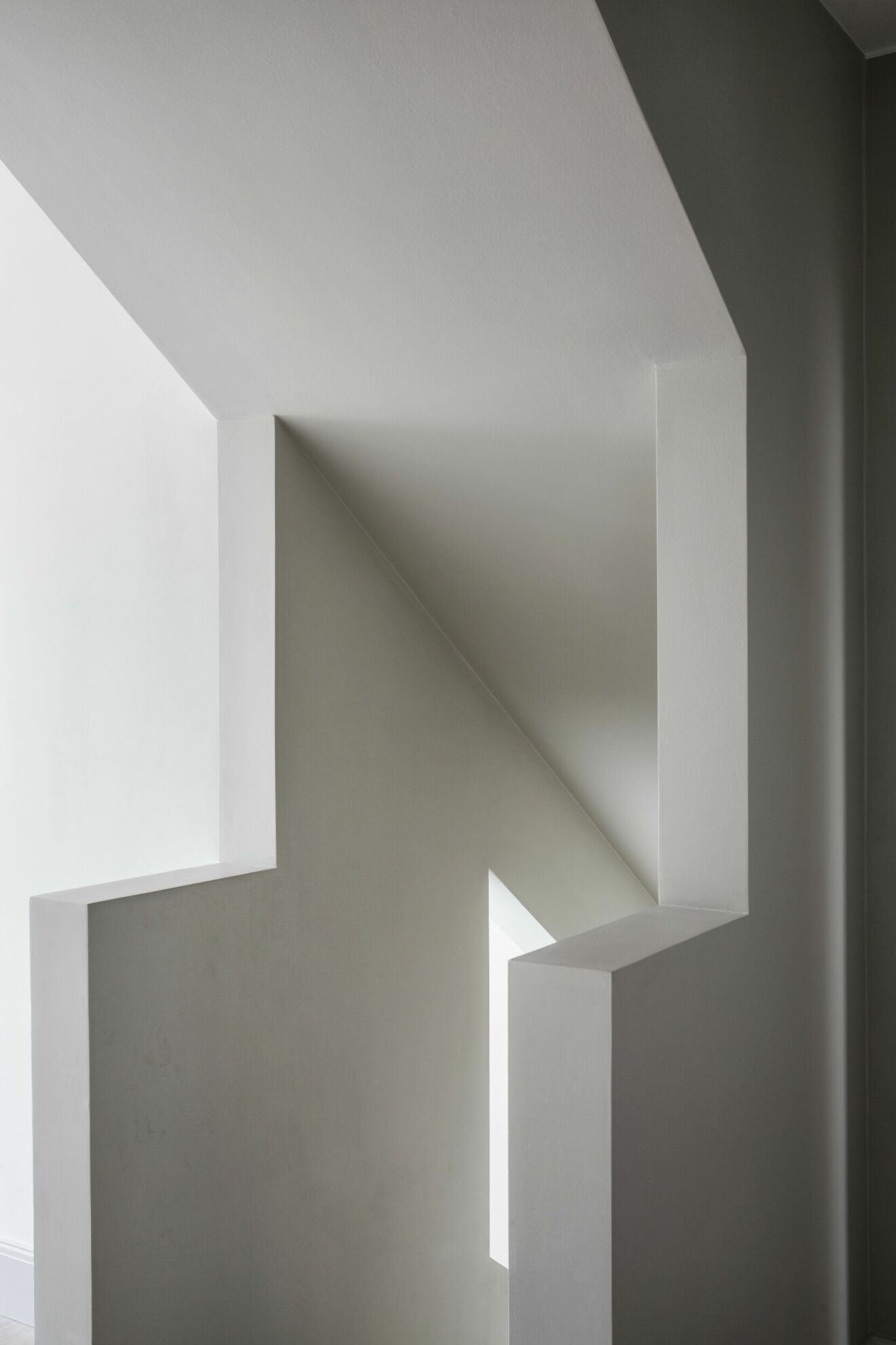 Minimalistisk trappa i hus