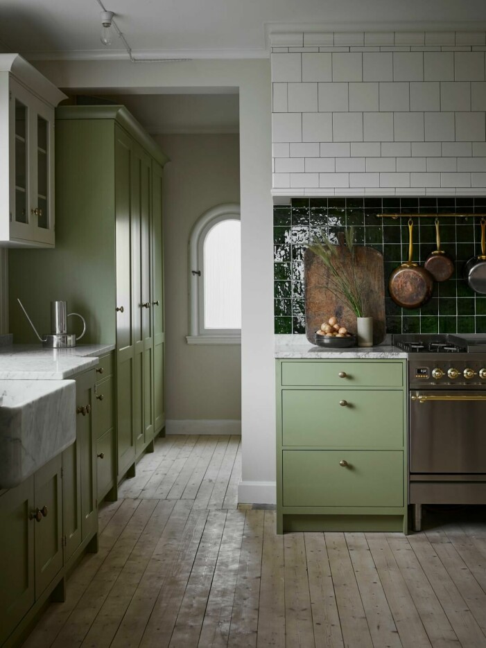 Grönt shakerkök hemma hos Johanna Bradford. Från Cupboards & goods. Så inreder du köket mer hållbart, grönt kök