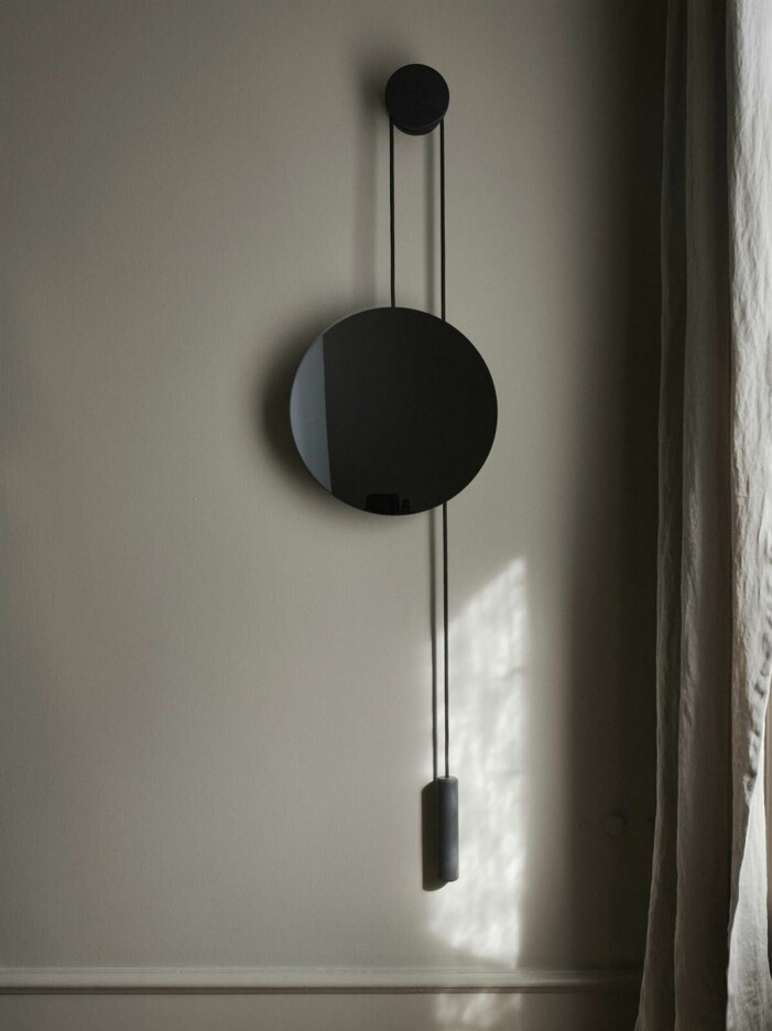 Väggspegeln <span class=" italic" data-lab-italic_desktop="italic">Rise & shine</span> från New works skapar ett diskret men stilfullt blickfång. Foto: New works. Så skapar du ett jordnära sovrum, spegeln
