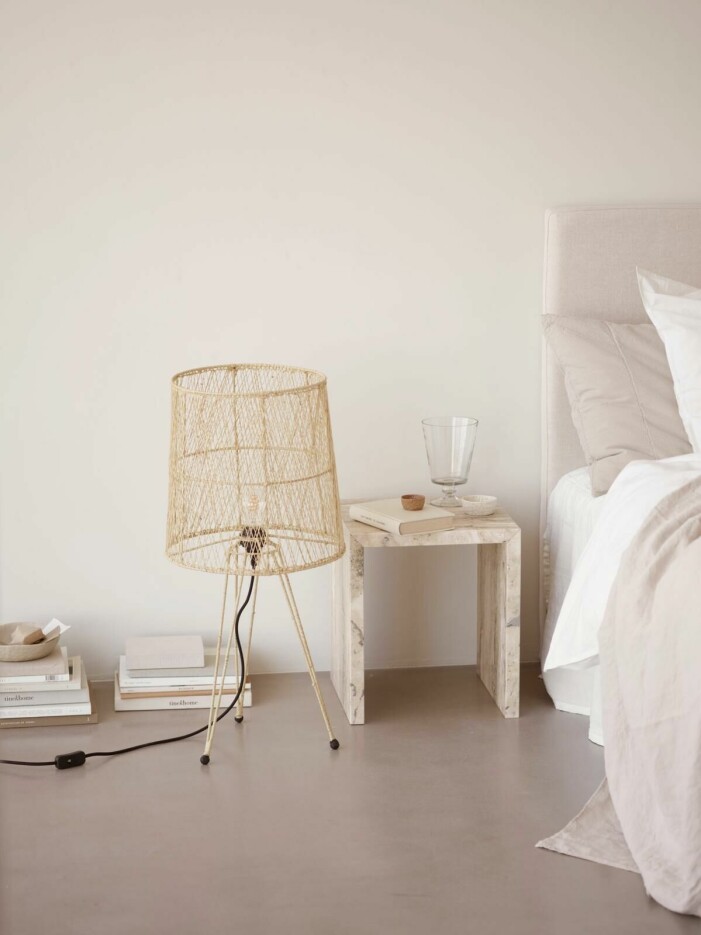 Naturnära materialval är en stilsäker vinnare oberoende säsong. Foto: Tine K Home. Så skapar du ett jordnära sovrum, naturmaterial