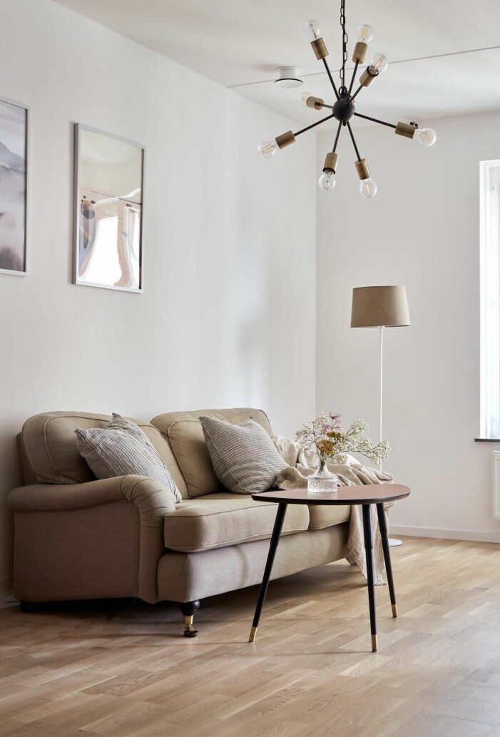 Jordigt är helrätt, både i sommar och framöver. Foto: Emma Jonsson Dysell för <a target="_blank" href="https://www.instagram.com/fantasticfrankstockholm/">Fantastic Frank</a> Stylist: Josefin Hååg Mäklare: Christer Karkenne. Inred med den trendiga jordiga paletten i vardagsrummet