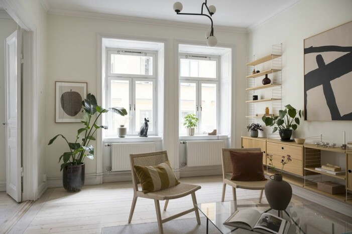 Placera växterna runtom i rummet för en genomgående grön oas och en svårslagen lummig atmosfär. Foto: Marcus Stork/Storkholm Photography för <a target="_blank" href="https://www.instagram.com/bjurfors_vasastan/">Bjurfors Vasastan</a> Stylist: Sson & Hed Mäklare: Gustav Sandén. Skapa en lummig grön oas i vardagsrummet