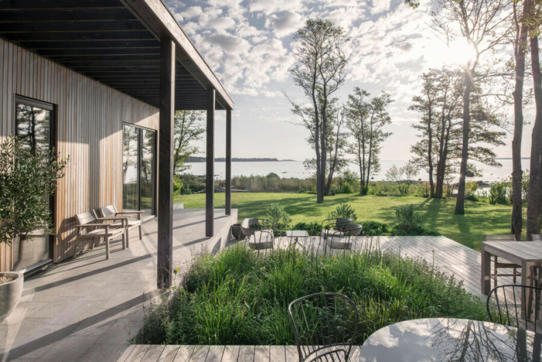 Djurö, loungefåtöljer, design Matilda Lindblom. Arholma, soffa och loungefåtöljer, design Alexander Lervik. Resö-stolar och bord, design Matilda Lindblom. Skaargarden altan