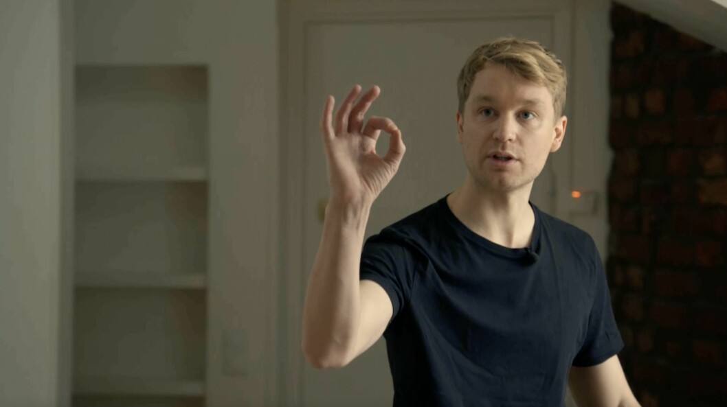 Björn Gustafsson gör OK-tecken för att visa hur nöjd han är med sin nya lägenhet. Björn Gustafsson gör OK-tecken för att visa hur nöjd han är med sin nya lägenhet.
