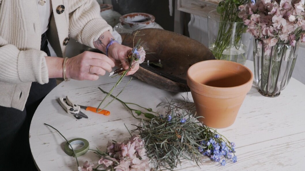 Nu till det roligaste – addera blommorna! Steg 6 - addera de blommor du vill ha i din modsommarkrans.