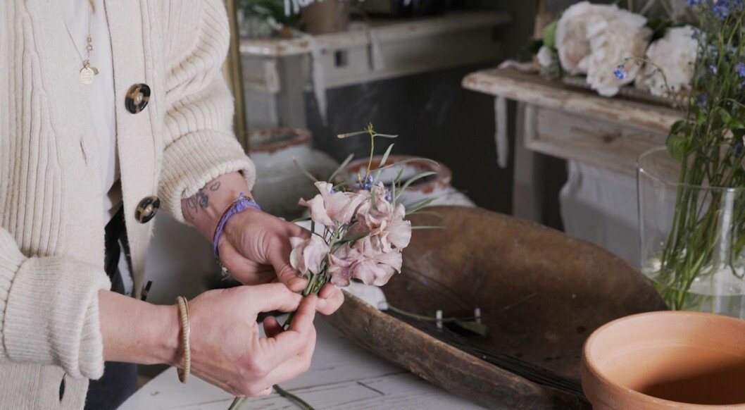 Varva dina blommor och det gröna tills kransen är klar. Sandra har luktärt och förgätmigej i denna vackra midsommarkrans. Steg 9 - fortsätt varva dina blommor tills din midsommarkrans är klar.
