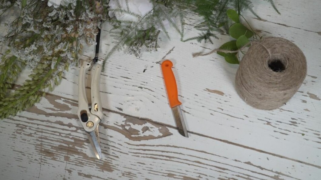 Alla verktyg och material som du behöver för att binda en blombukett som ett proffs. Sekatör, kniv, snöre och blommor. Sekatör, kniv, snöre och blommor.