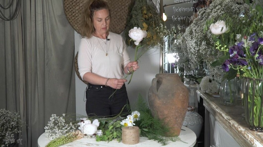 Sandra börjar sin bukett med en stabil pion med tjock stjälk, Börja buketten med en stabil blomma.