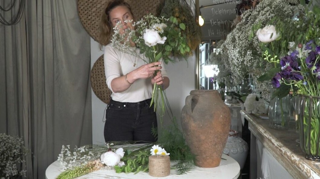 Korsa blommorna i en spiral när du binder en blombukett. Då kan du enkelt jobba med olika nivåer och styra buketten så som du vill ha den. Korsa blommorna i en spiral när du binder en blombukett.