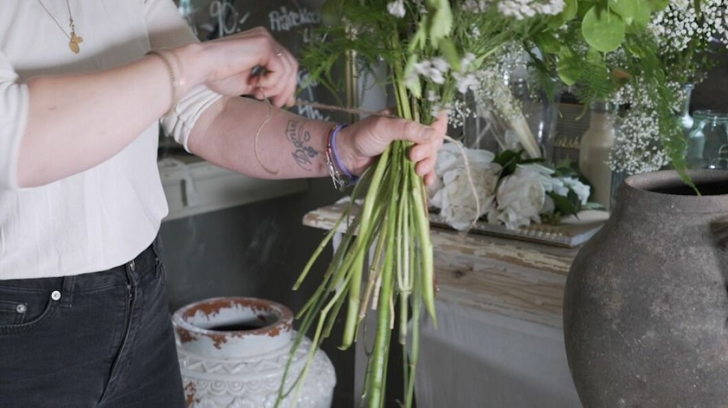 Det sista du gör innan du sätter blommorna i vatten är att snitta stjälkarna. Använde absolut inte en sax, använd en vass kniv. Snitta blommor med kniv.