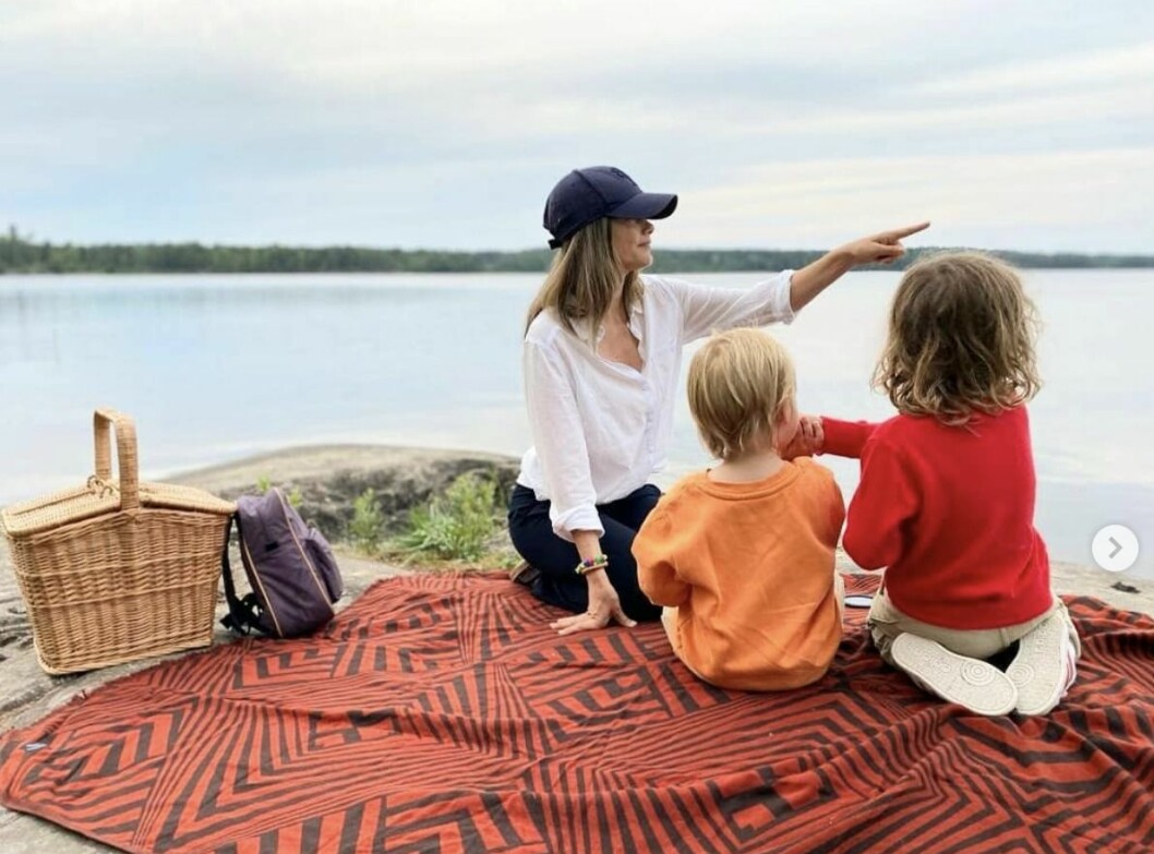 Sofia och småprinsarna Gabriel och Alexander på picknick i Nynäs naturreservat. Sofia och småprinsarna Gabriel och Alexander på picknick i Nynäs naturreservat.