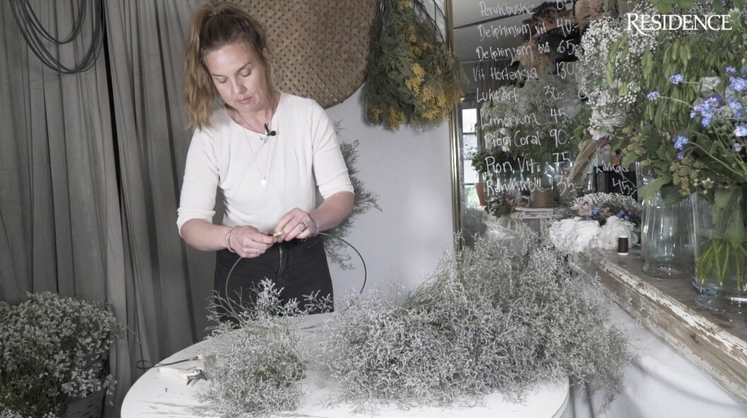 Sandra börjar med att linda myrtentråden runt stålstommen. Sandra börjar med att linda myrtentråden runt stålstommen.